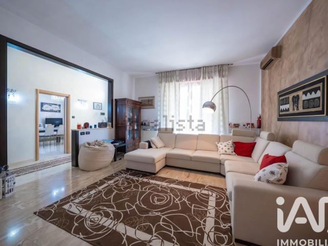 Case e ville in vendita di 243 m² in Via Zocchi, 72