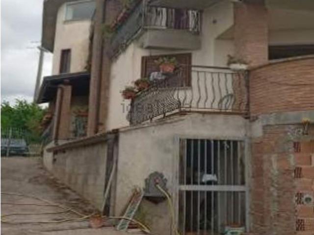Case e ville in vendita di 243 m² in Strada Montagna