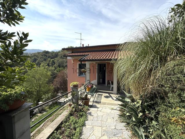 Case e ville in vendita di 243 m² in Strada Provinciale Per Bellagio, 12