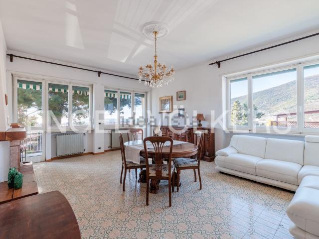 Case e ville in vendita di 244 m² in Via Colmanet