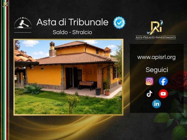 Case e ville in vendita di 244 m² in Via Commendator Michele Thea, 5