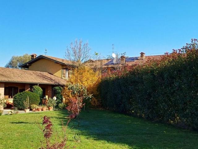 Case e ville in vendita di 244 m² in Via Cascina Folla, 1
