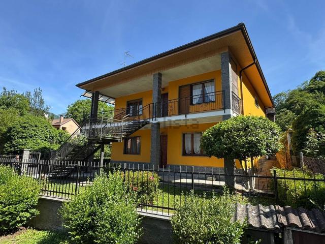 Case e ville in vendita di 244 m² in Via Cesare Battisti, 5