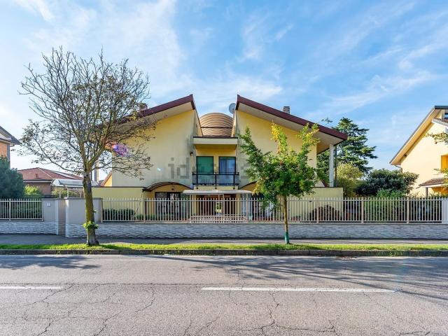 Case e ville in vendita di 244 m² in Via Adige, 32