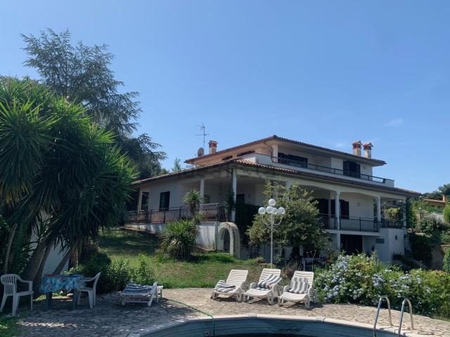 Case e ville in vendita di 480 m² in Via dei Glicini