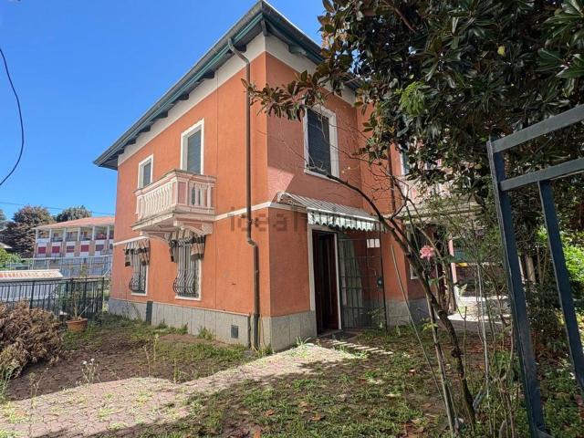 Case e ville in vendita di 244 m² in Via Moncenisio, 9
