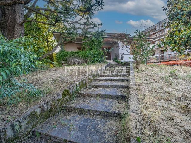 Case e ville in vendita di 244 m² in Via Papa Giovanni XXIII