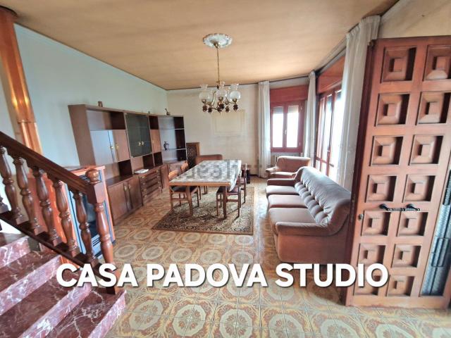 Case e ville in vendita di 244 m² in Via Roma