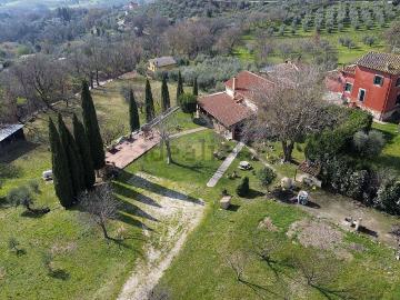 Case e ville in vendita di 244 m² in Via Tancia