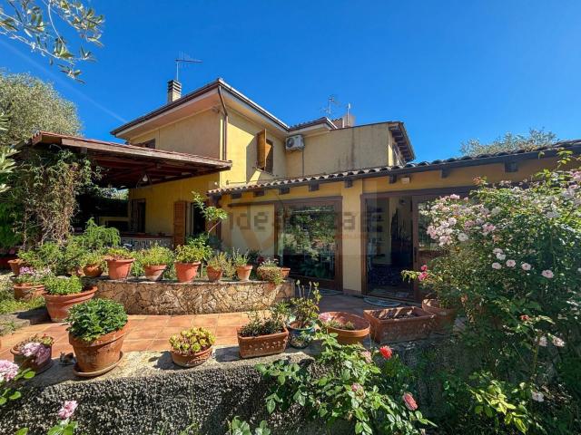 Case e ville in vendita di 244 m² in Strada Vicinale Ponte Brandinu Funtana Niedda, 99