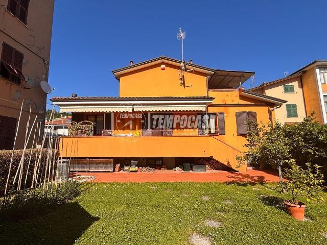 Case e ville in vendita di 245 m² in Via Calcinara, 3