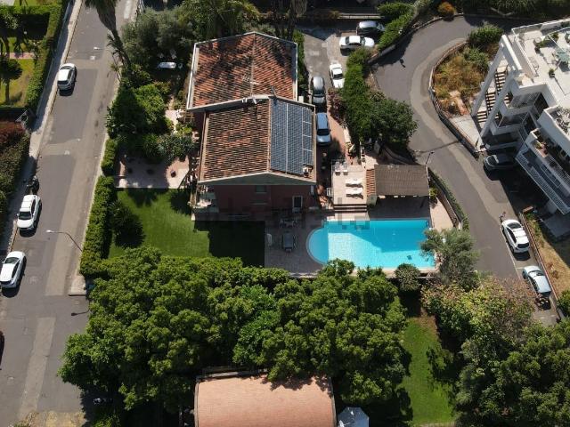 Case e ville in vendita di 245 m² in Via Cesare Pavese