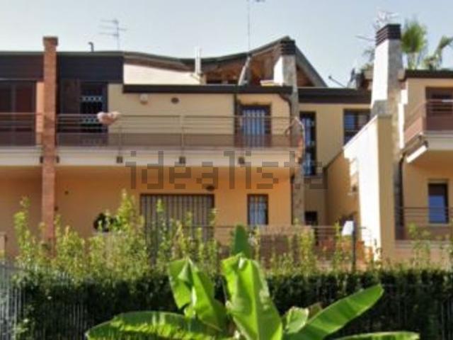 Case e ville in vendita di 245 m² in Via Aspromonte
