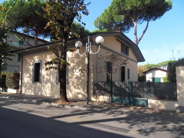 Case e ville in vendita di 245 m² in Via Giuseppe Spinetti, 2
