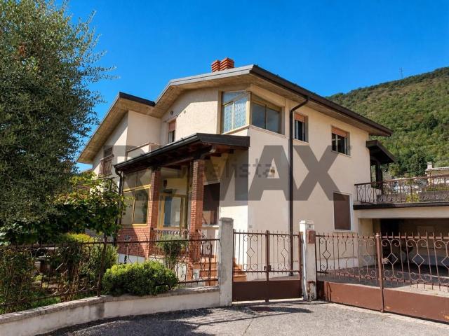 Case e ville in vendita di 245 m² in Via Guglielmo Oberdan