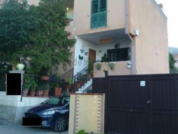 Case e ville in vendita di 245 m² in Via dei Garofani