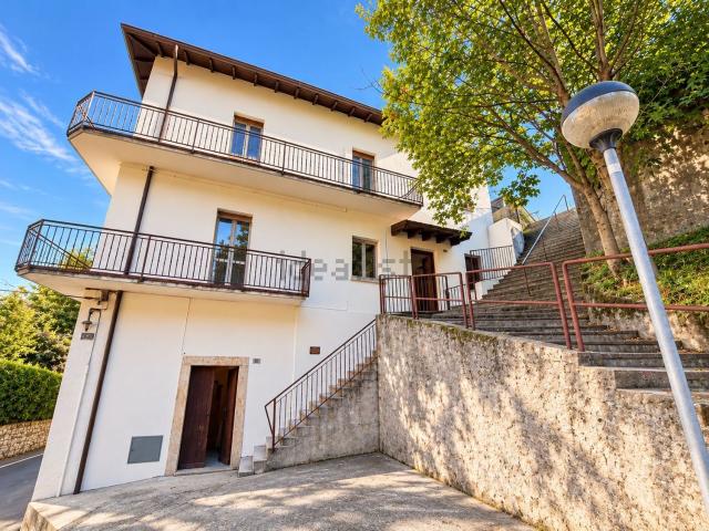 Case e ville in vendita di 245 m² in Via del Crotto, 18