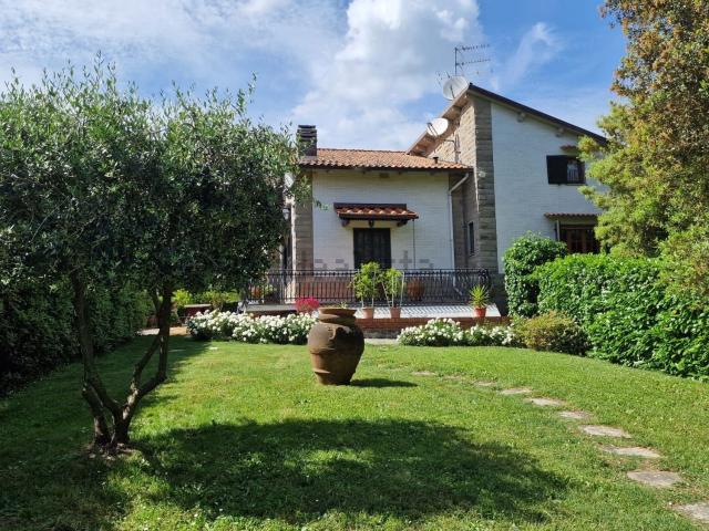 Case e ville in vendita di 245 m² in Via Emilio Bertini, 83