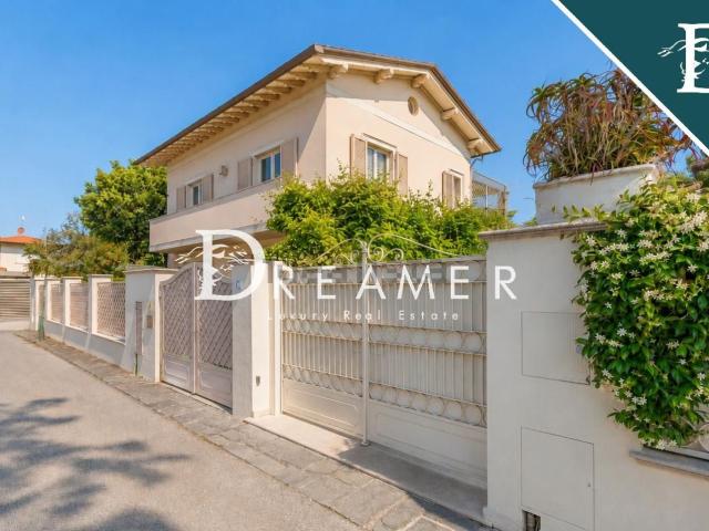 Case e ville in vendita di 245 m² in Via Francesco Donati, 22