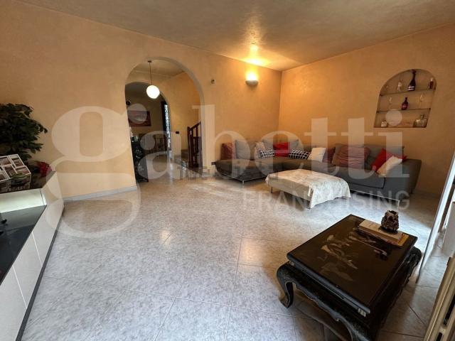 Case e ville in vendita di 245 m² in Via Fratelli Cairoli, 3