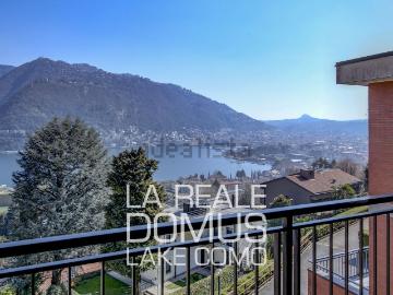 Case e ville in vendita di 245 m² in Via Fratelli Bronzetti, 36