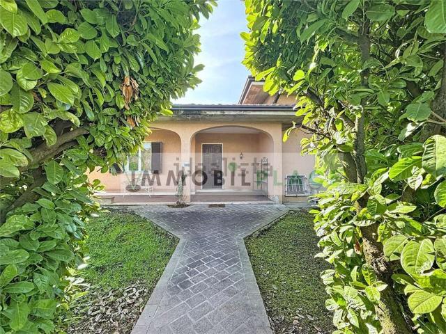 Case e ville in vendita di 245 m² in Via IV Novembre, 52