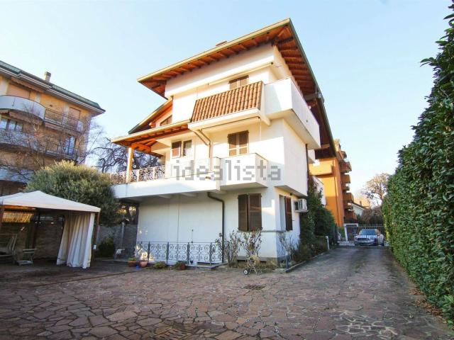Case e ville in vendita di 245 m² in Via Ivo Oliveti, 16