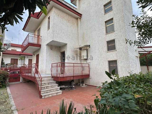 Case e ville in vendita di 245 m² in Via Luigi Settembrini