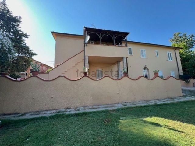 Case e ville in vendita di 245 m² in Via San Regolo, 3