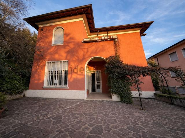 Case e ville in vendita di 245 m² in Via Sant&apos Orsola