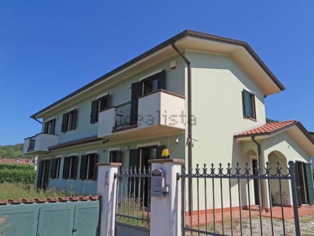 Case e ville in vendita di 245 m² in Via Piano di Mocrone