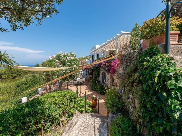 Case e ville in vendita di 245 m² in Via Provinciale Le Forna