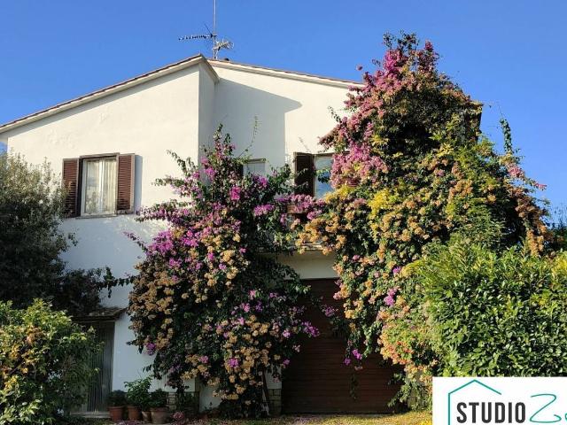 Case e ville in vendita di 245 m² in Via Rimembranze, 22