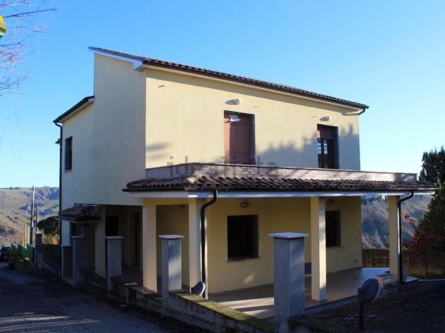 Case e ville in vendita di 245 m² in Via Risorgimento