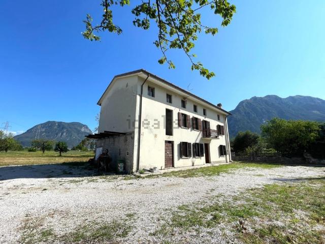 Case e ville in vendita di 245 m² in Via Taviele, 17