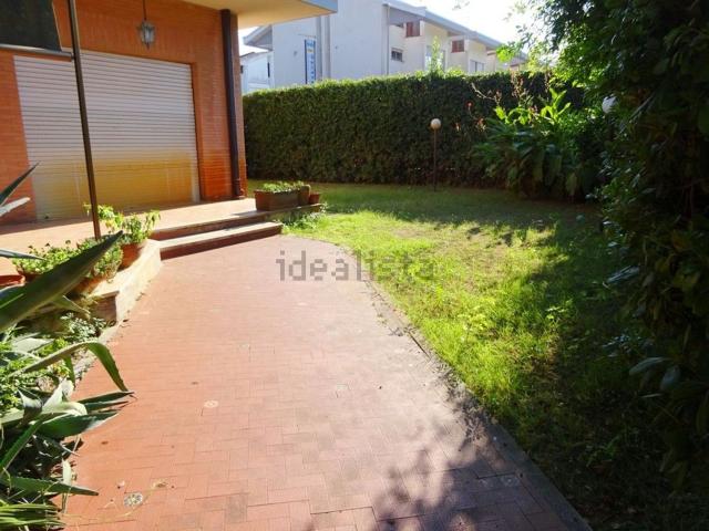 Case e ville in vendita di 245 m² in Viale Viareggio, 211