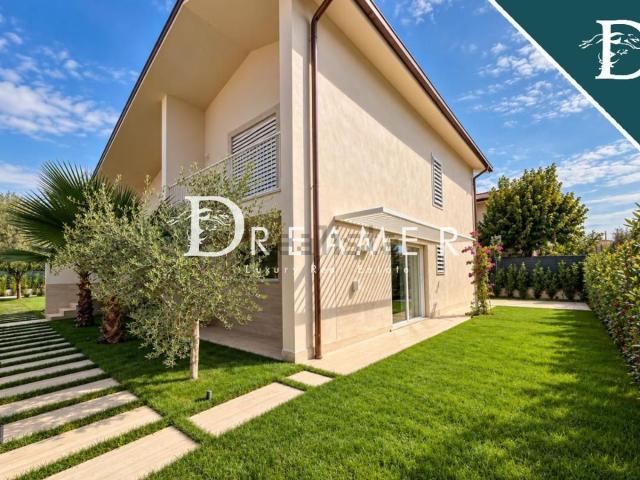 Case e ville in vendita di 246 m² in Via Carlo Sforza, 23