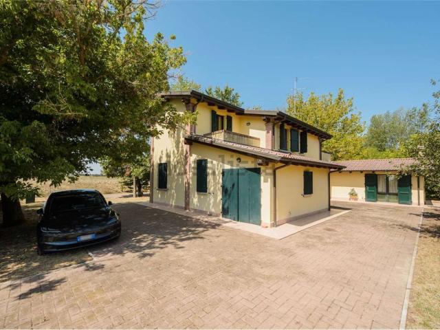 Case e ville in vendita di 246 m² in Via Carradona, 1