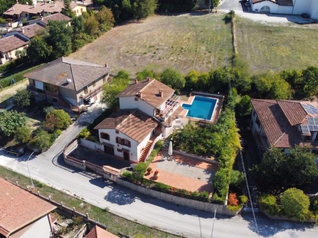 Case e ville in vendita di 246 m² in Via Giacomo Matteotti