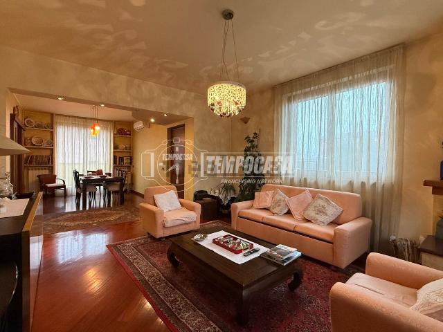 Case e ville in vendita di 246 m² in Via Europa, 25