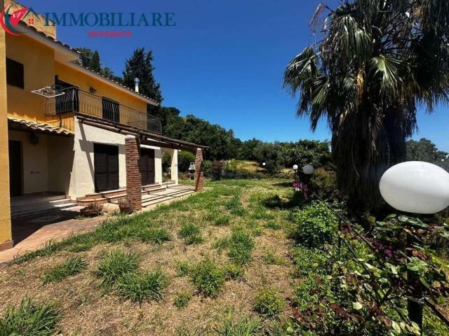 Case e ville in vendita di 246 m² in Via Serusi
