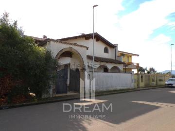 Case e ville in vendita di 246 m² in Via Perda Lada, 2