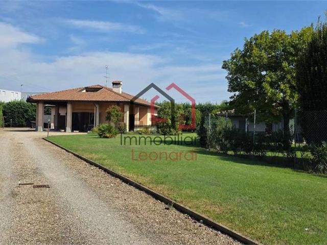 Case e ville in vendita di 246 m² in Viale della Resistenza, 24