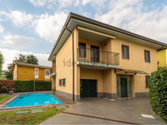 Case e ville in vendita di 246 m² in Viale della Resistenza, 75