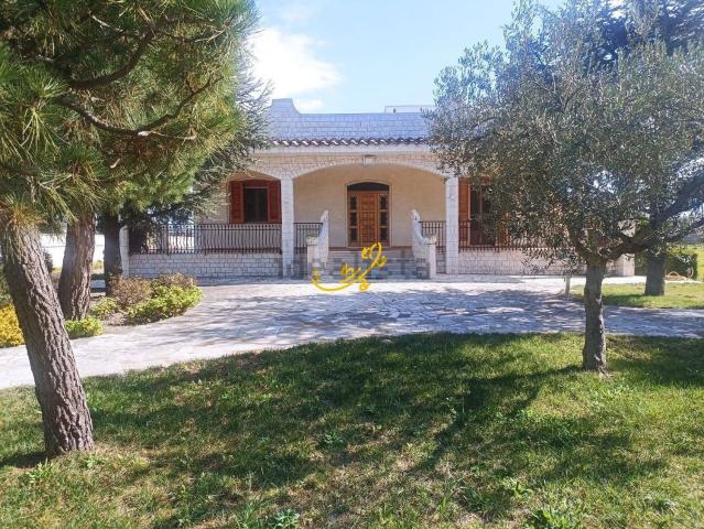 Case e ville in vendita di 246 m² in Contrada Cozze