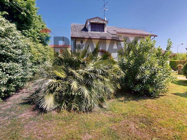 Case e ville in vendita di 247 m² in Via Argine Po, 23