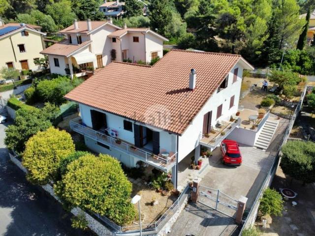 Case e ville in vendita di 247 m² in Via Don Venturino Venturini