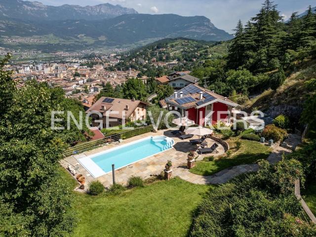 Case e ville in vendita di 247 m² in Via della Pinera, 31