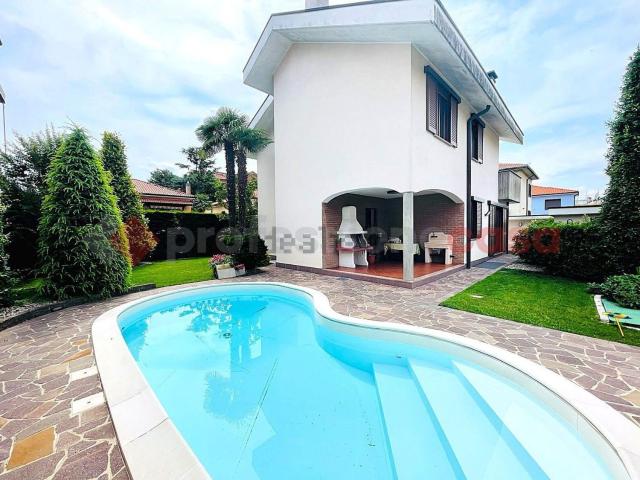 Case e ville in vendita di 215 m² in Via Modena, 5