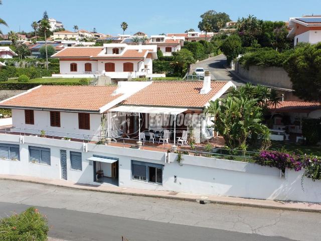 Case e ville in vendita di 247 m² in Via RAFFAELE MARINO, 11